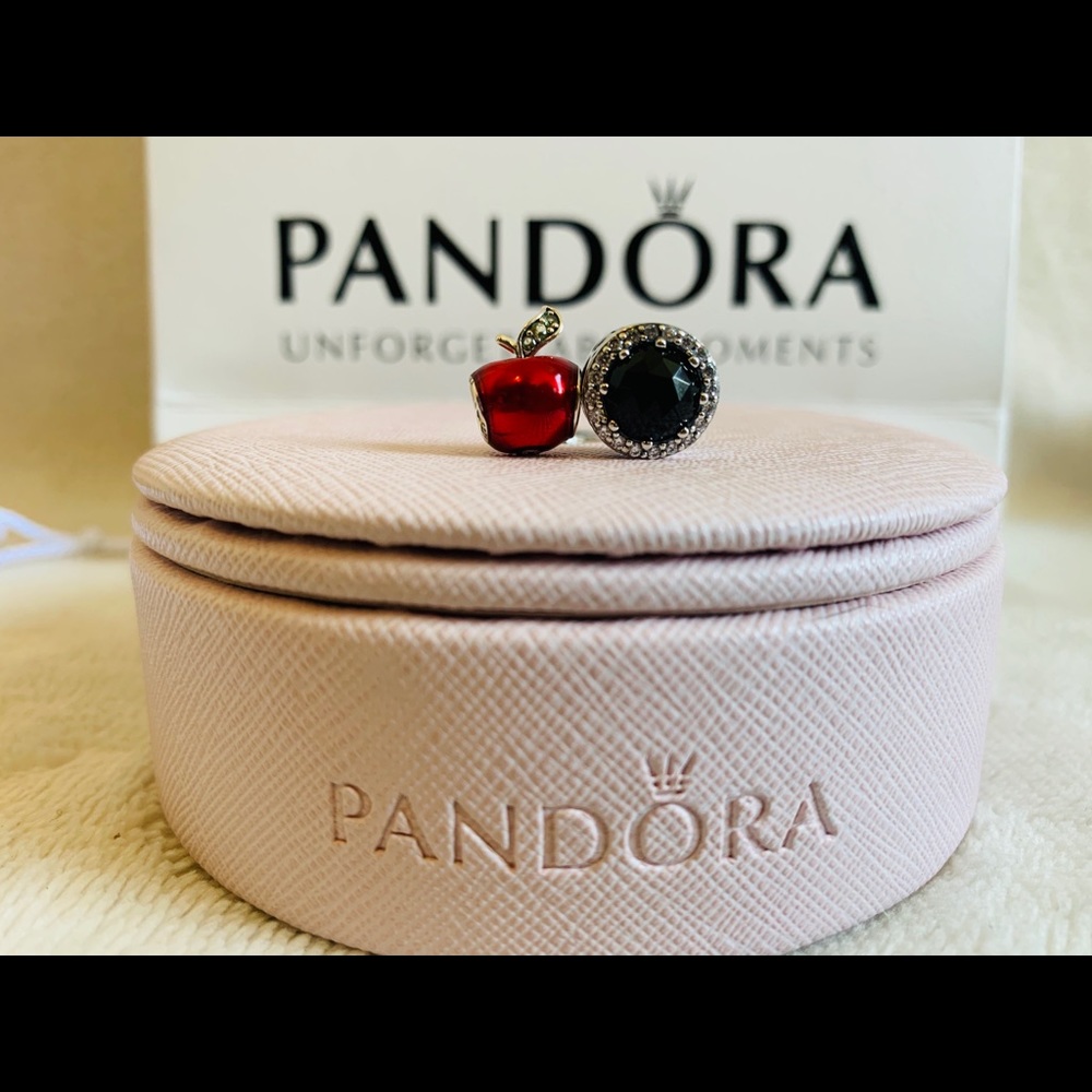 SALE New Pandora Disney Snow White Charm Set